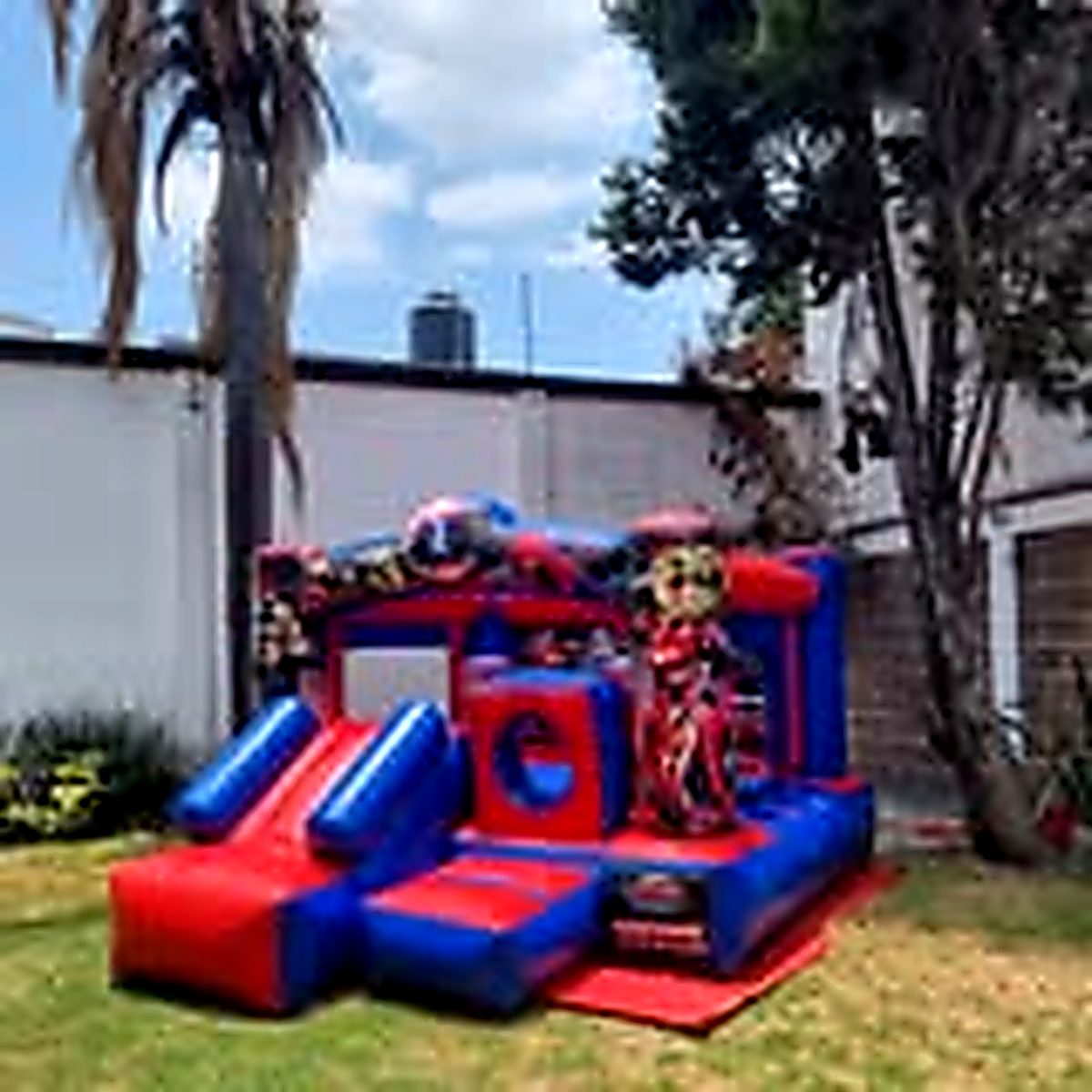 Inflable grande verde y amarillo